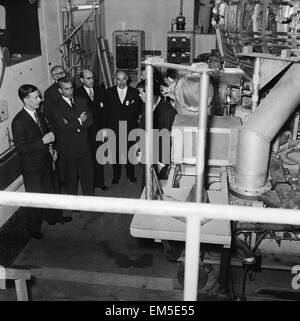 Mohammad-Reza Shah Pahlavi, Scià dell'Iran, nella foto durante la sua visita all'energia atomica Istituzione dell' Autorità in Harwell sulla sua visita in Gran Bretagna. Il 7 maggio 1959. Foto Stock