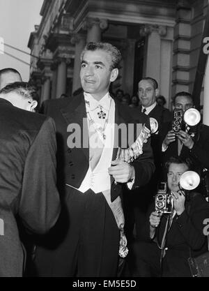 Mohammad-Reza Shah Pahlavi, Scià dell'Iran, arriva all'ambasciata iraniana per un banchetto per essere frequentato dalla Regina Elisabetta II alla fine del secondo giorno dei suoi tre giorni di visita di Stato in Gran Bretagna. Il 6 maggio 1959. Foto Stock