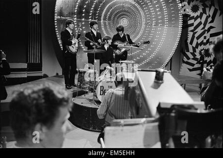 I Beatles sul set di "Top of the Pop", collegando il loro nuovo singolo "Paperback Writer'/ 'Rain', 16 giugno 1966. Il gruppo aveva precedentemente apparso sul film ma questo era il loro unico appeararance live in studio. Mostra immagine: Ringo Starr seduti ai tamburi con da sinistra a destra: John Lennon, Paul McCartney e George Harrison in piedi dietro a. Foto Stock