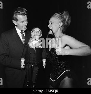 Ventriloquo Ray Alan con fantoccio Lord Charles, soddisfare Londra donna forte Joan Rodi al Magic Circle Festival, che si terrà presso il Teatro alla Scala di Londra Ottobre 1962. Foto Stock