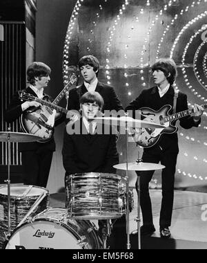 I Beatles nella foto durante le prove per la comparsa sulla BBC-TV 'Top del pop" a BBC Television Centre di Londra il 16 giugno 1966. In piedi dietro il batterista Ringo Starr sono da sinistra a destra: John Lennon, Paul McCartney e George Harrison. Foto Stock