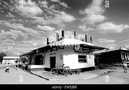 Ikutha, Kitui, Kenya. Area Rurale. Uno dei pochi negozi che vendono. Ikutha è una città da l'Africa Sub Sahariana punishe Foto Stock