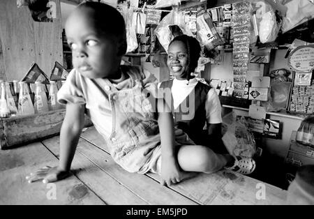 Ikutha, Kitui, Kenya. Area Rurale. Uno dei pochi negozi che vendono. Ikutha è una città da l'Africa Sub Sahariana punishe Foto Stock