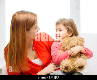 Felice la madre e il bambino con Teddy bear a casa Foto Stock