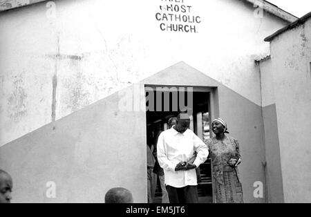 Ogni domenica mattina, tutti i cattolici di Ikutha, nelle zone rurali del Kenia, andare in chiesa. La religione gioca un ruolo importante nella communi Foto Stock