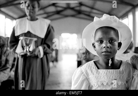 Ogni domenica mattina, tutti i cattolici di Ikutha, nelle zone rurali del Kenia, andare in chiesa. La religione gioca un ruolo importante nella communi Foto Stock