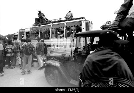 La stazione degli autobus di matatus di Ikutha, Kitui, Kenya. Questa località rurale ha solo circa 500 abitanti e si trova nel cuore Foto Stock