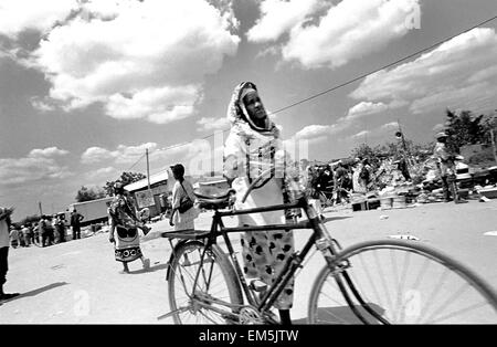 Giorno di mercato in Ikutha. Kitui, Kenya. Così come frutta e verdura e animali domestici come polli, capre e bovini sono di solito Foto Stock