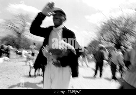 Giorno di mercato in Ikutha. Kitui, Kenya. Così come frutta e verdura e animali domestici come polli, capre e bovini sono di solito Foto Stock