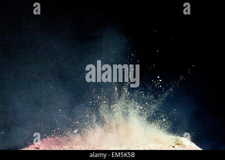 Polvere rossa di esplosioni di vernice Foto Stock