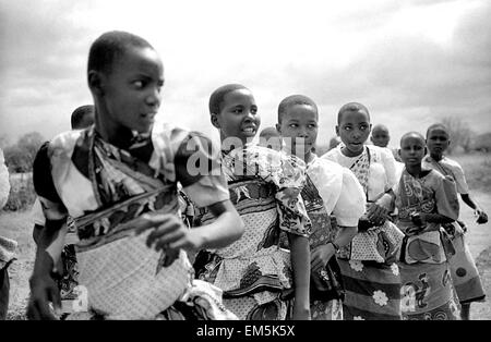 Ragazze che ballano in una in Harambee Ikutha Village per prendere i soldi per i malati di AIDS. Harambee è Swahili per "tutti tirare togethe Foto Stock