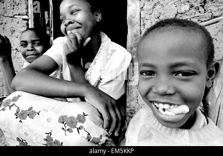 Ikutha, Kitui, Kenya. Ketu 7 anni, 12 Wake fratello e sorella Elisabetta 16 che non studio non lavoro. In assenza di acqua e la riv. Foto Stock