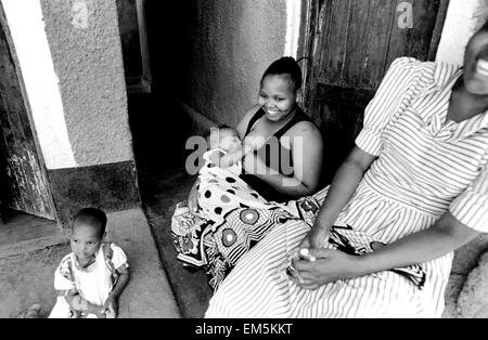 Ikutha, Kitui, Kenya. Una donna di allattare al seno il suo bambino. L'economia si basa Ikutha nel retail, bovini, e un po' di agricoltura. Wo Foto Stock