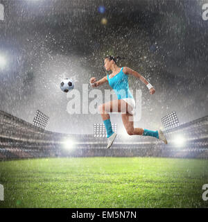 Donna giovane giocatore di calcio Foto Stock