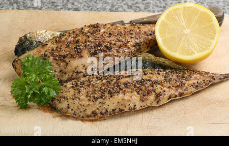 Condito di filetti di sgombro con limone e prezzemolo e guarnire Foto Stock
