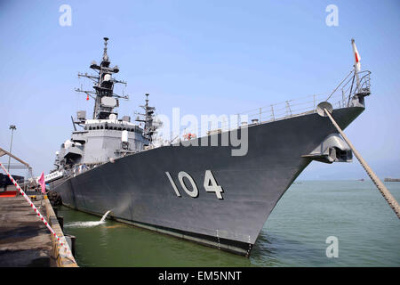 Da Nang. Xvi Apr, 2015. La JS Kirisame distruttore del Giappone marittimo Forza di Autodifesa banchine al Tien Sa porta in centrali del Vietnam Da Nang city, 16 aprile 2015. I due giapponesi le navi con oltre 500 membri di equipaggio e ufficiali a bordo è arrivato in Da Nang giovedì per quattro giorni di visita. © VNA/Xinhua/Alamy Live News Foto Stock