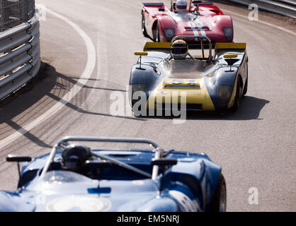 Classic Race Cars que di uscire dalla pit-lane. Durante i media ufficiali in anteprima il giorno del 2015 anniversario d'argento Silverstone Classic Foto Stock