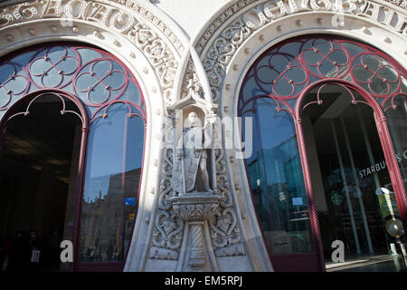 La stazione Rossio portali a ferro di cavallo in Lisbona - Portogallo Foto Stock