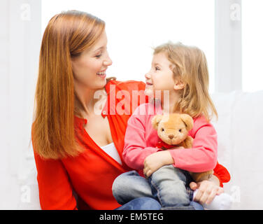 Felice la madre e il bambino con Teddy bear a casa Foto Stock