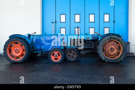 Due pescatori i trattori parcheggiato sul lungomare quando un alta marea e tempesta sospetto Foto Stock