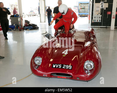 Martin Stretton's 1956 Lotus XI "Le Mans' nel garage a Silverstone, durante i media ufficiali in anteprima il giorno del 2015 anniversario d'argento Silverstone Classic Foto Stock