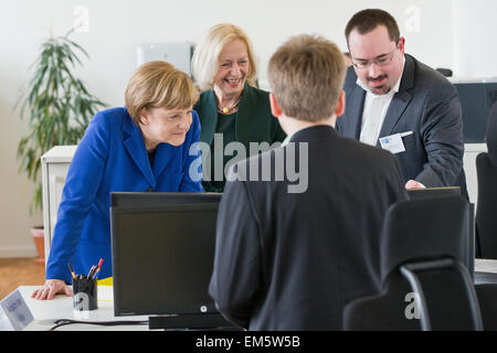 Norimberga, Germania. Xvi Apr, 2015. Il cancelliere tedesco Angela Merkel (L) e il Ministro tedesco per l'istruzione e ricerca Johanna Wanka (CDU), in conversazione con i dipendenti durante una visita alla IHK FOSA, (competenze estera approvazione), la nazionale di centro di competenza per il tedesco della camera di commercio e industria per la valutazione e il riconoscimento di stranieri di qualifiche professionali, in Nuremberg, Germania, 16 aprile 2015. Foto: DANIEL KARMANN/dpa/Alamy Live News Foto Stock