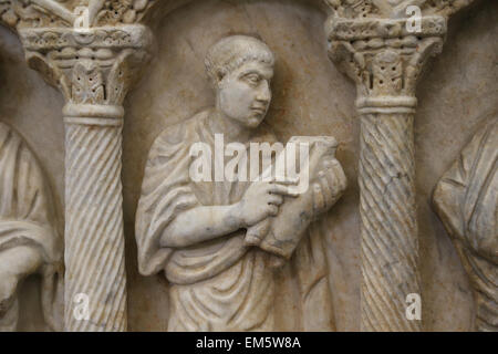Christian-Roman. Parte anteriore del sarcofago colonnare con scene bibliche. 4° C. Annuncio. L'uomo con una rotellina di scorrimento. Musei Vaticani. Foto Stock