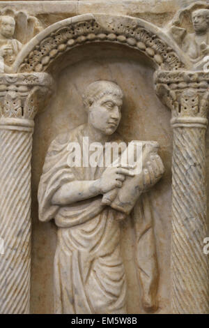 Cristian-Roman. Parte anteriore del sarcofago colonnare con scene bibliche. 4° C. Annuncio. L'uomo con una rotellina di scorrimento. Musei Vaticani Città del Foto Stock