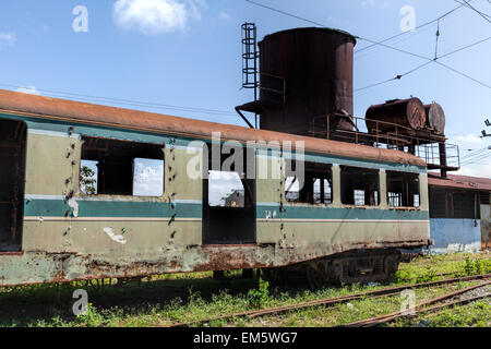 Vecchio decadimento e rusty treno nella necessità di lavori di riparazione e di ripristino in una parte remota di Cuba Foto Stock