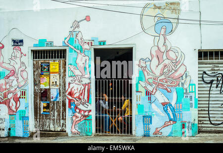 Il Brasile, Rio de Janeiro, la gente in un bar della vecchia Santa Teresa district Foto Stock