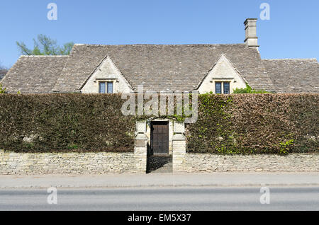 Smart Cotswold cottage nascosta alla vista da una copertura a prescindere dalla porta anteriore Foto Stock