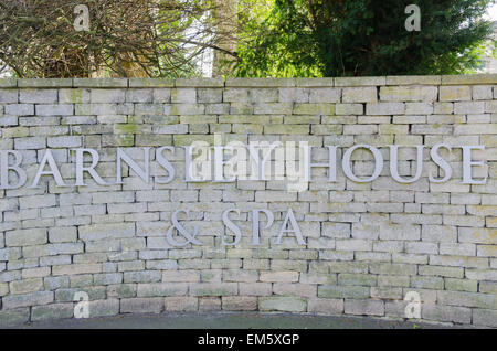 Segno sul muro di pietra all'ingresso Barnsley House Hotel and Spa nel villaggio Costwold di Barnsley vicino a Cirencester Foto Stock