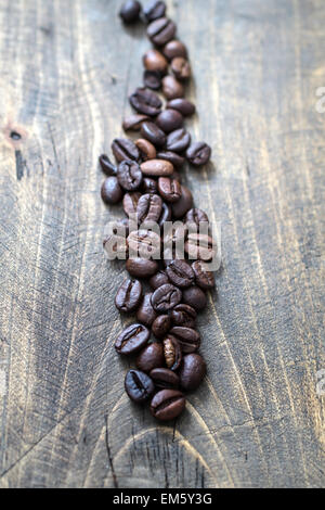 I chicchi di caffè sul vecchio tavolo in legno, close up Foto Stock