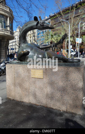 Il civettuolo giraffa scultura su La Rambla Catalunya di Barcellona Foto Stock