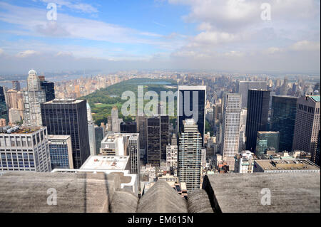 Central Park e il centro città di grattacieli di New York, visto dalla parte superiore della roccia, Rockfeller Center Foto Stock