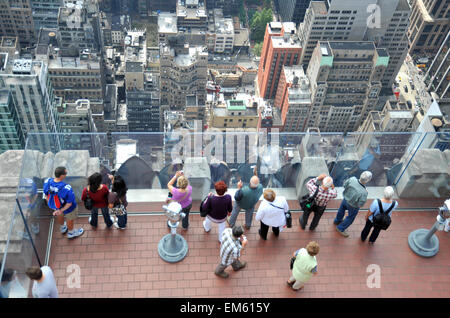 I visitatori guardano fuori a New York City dalla sommità della roccia, Rockfeller Center La piattaforma di visualizzazione Foto Stock