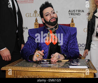 Designer tedesco Harald Glööckler a una sessione di autografi presso un centro commerciale. Dotato di: Harald Glööckler dove: Vienna, Austria quando: 11 Ott 2014 Foto Stock