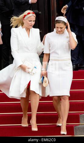 Copenhagen, Danimarca. 16 Aprile, 2015. Crown Princess Mette-Marit di Norvegia (L) e la Principessa Victoria di Svezia lasciando il municipio di Copenhagen durante le celebrazioni della regina danese Margrethe il settantacinquesimo compleanno, 16 aprile 2015. Foto: Albert Nieboer/ Credito: dpa picture alliance/Alamy Live News Foto Stock