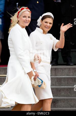 Copenhagen, Danimarca. 16 Aprile, 2015. Crown Princess Mette-Marit di Norvegia (L) e la Principessa Victoria di Svezia lasciando il municipio di Copenhagen durante le celebrazioni della regina danese Margrethe il settantacinquesimo compleanno, 16 aprile 2015. Foto: Albert Nieboer/ Credito: dpa picture alliance/Alamy Live News Foto Stock