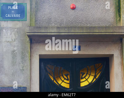 Stile art nouveau e porta a casa in Place du Calvaire Montmartre, Paris, Francia, Europa. Foto Stock