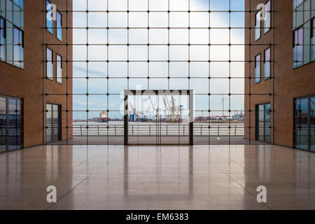 Interno del moderno edificio che affaccia sul porto di Amburgo Foto Stock