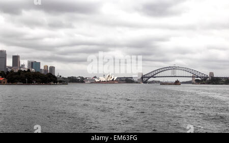 Skyline di Sydney e il Sydney Opera House di Sydney e il Sydney Harbour Bridge in un giorno nuvoloso. Foto Stock