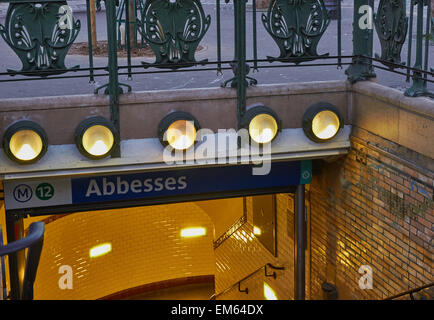 Illuminata di art nouveau ingresso alla elegante Abbesses la stazione della metropolitana di Parigi Montmartre Francia Europa Foto Stock