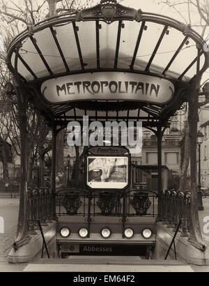 Art Nouveau tettoia e rotaie a Abbesses la stazione della metropolitana di Parigi Montmartre Francia Europa Foto Stock