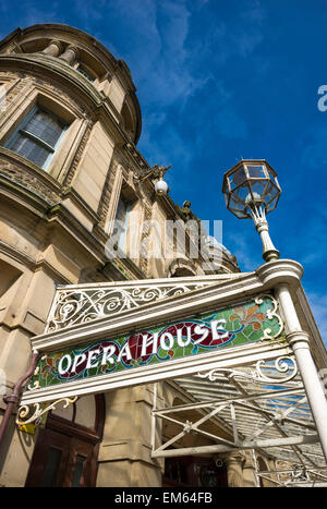 Vetro colorato segno a Buxton Opera House nel Derbyshire su una soleggiata giornata di primavera. Foto Stock