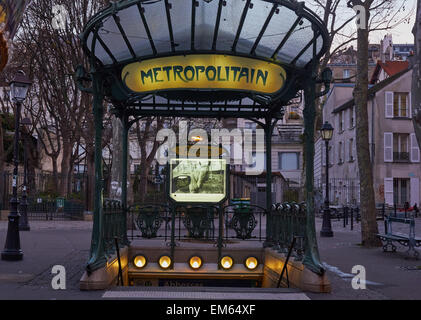 Art Nouveau tettoia e rotaie a Abbesses la stazione della metropolitana di Parigi Montmartre Francia Europa Foto Stock