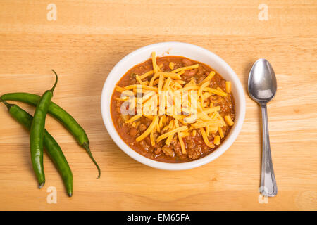 Una ciotola di chili con carne con fagioli e peperoncini verdi Foto Stock