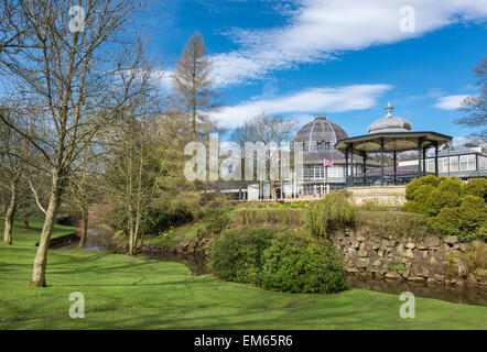 Buxton Pavilion Gardens su una soleggiata mattina di primavera. L'Ottagono e palco per spettacoli in vista. Foto Stock