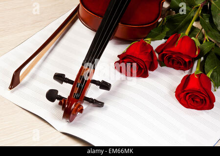 Rose rosse e un violino Foto Stock