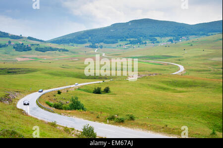 Country Road in Bosnia ed Erzegovina nel giorno di pioggia. Foto Stock